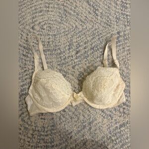 Victoria’s Secret Elegant Cream Lace Bra 💕